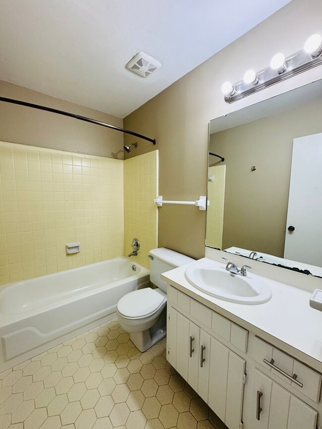 Building Photo - 3- Bedroom Gem !!