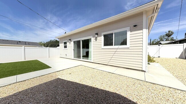 Building Photo - 1018 College Ave