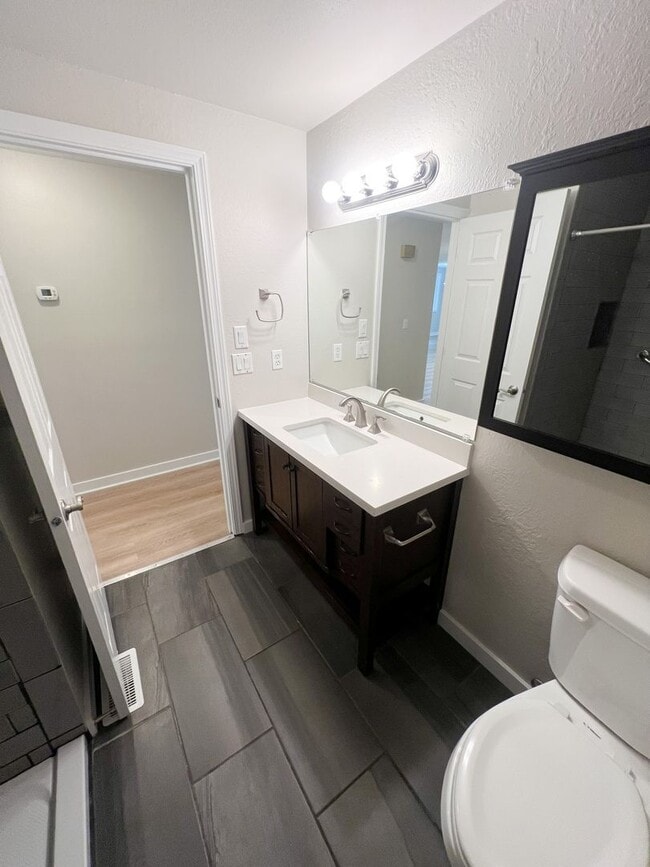 Building Photo - 3 Bedroom, 2 bath 1836 sqft House in Sunset Village