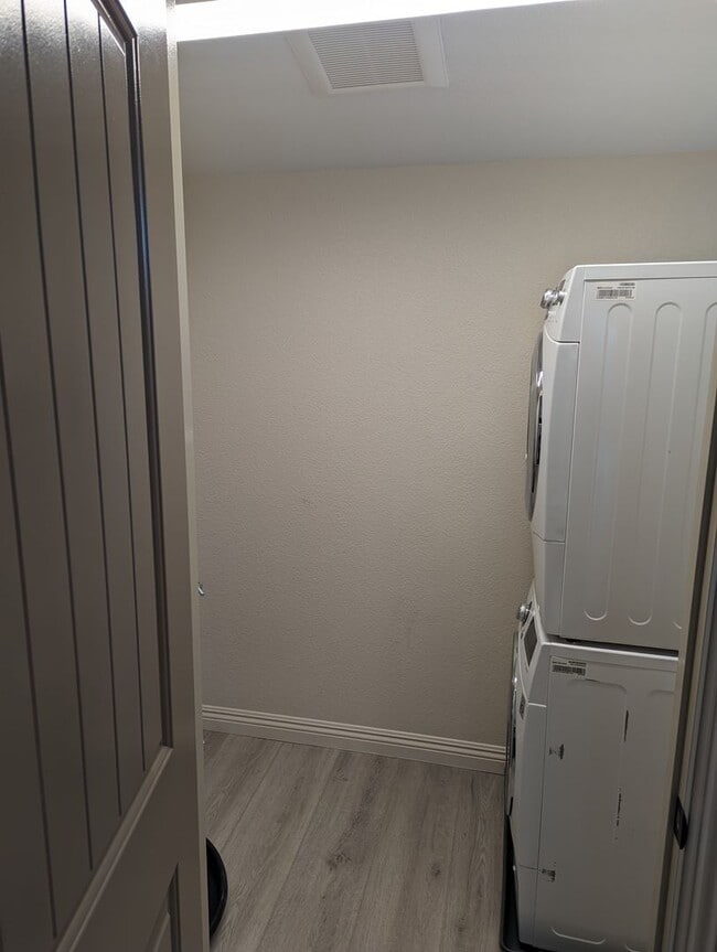 Building Photo - 3 bedroom/ 2 bath Newly Remodeled Home in ...