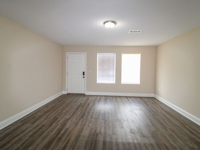 Building Photo - 123 Meadows Ln
