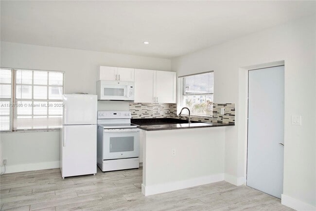 Building Photo - 4105 N Ocean Dr
