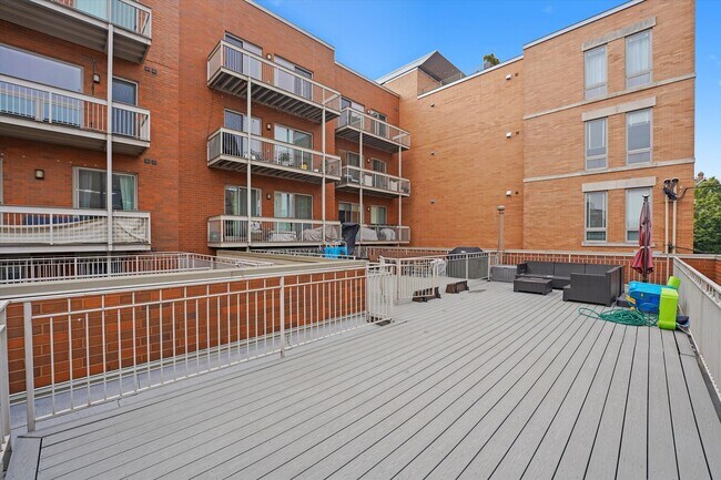 Building Photo - 2755 N Lakewood Ave