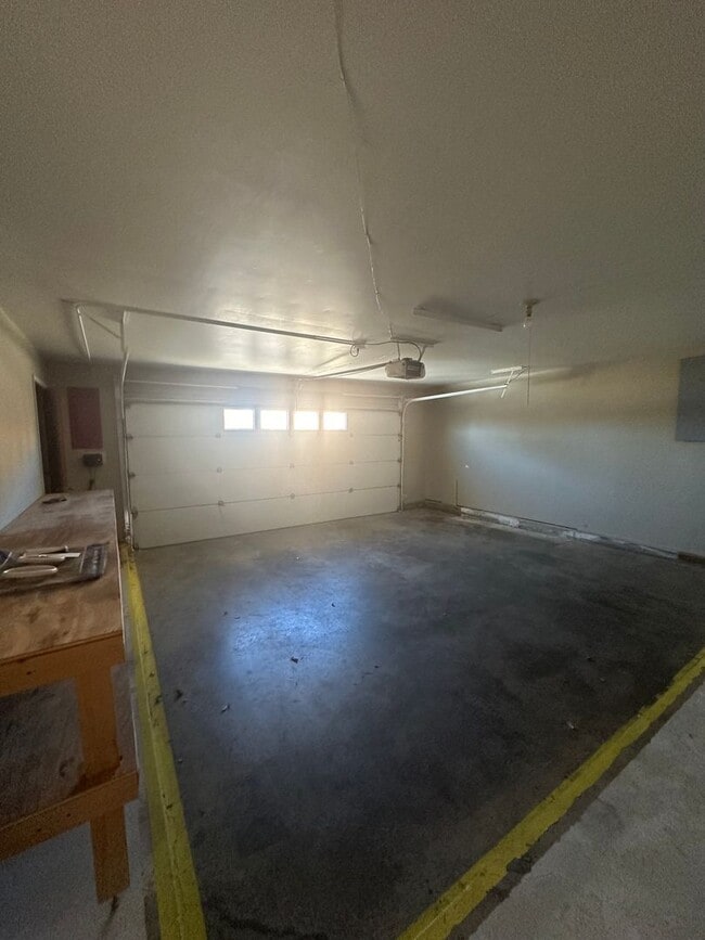 Building Photo - 2 Bed Brick House! Golf Course View!