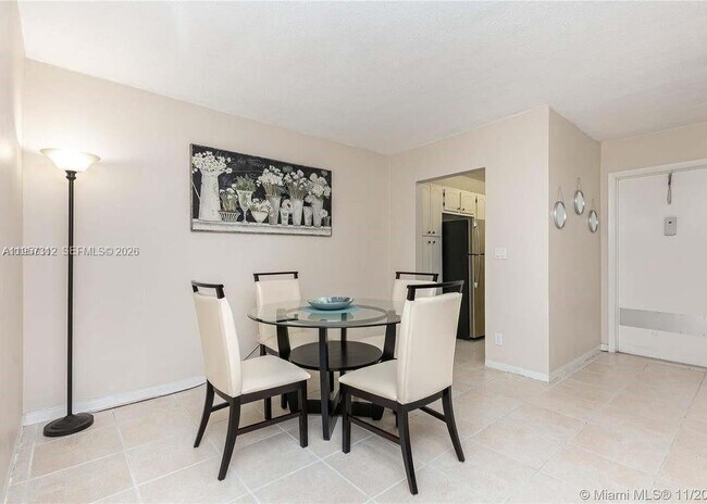 Building Photo - 581 Blue Heron Dr