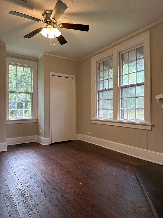Building Photo - Charming 2-bedroom, 1-bathroom home