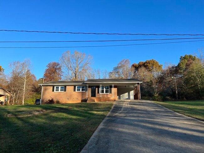 Building Photo - 3/1 Renovated House Available Now! Pet Friendly!