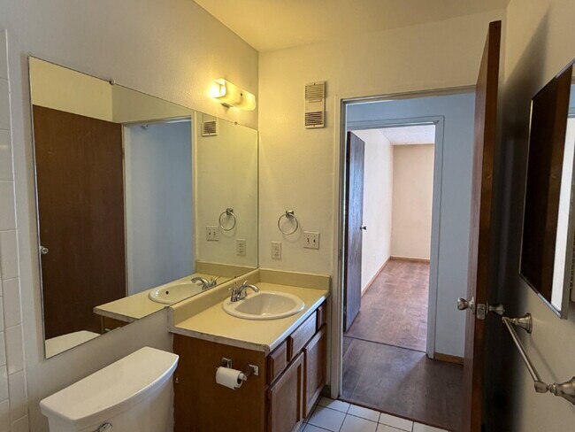 Building Photo - Ground Level 1 Bedroom/1 Bathroom Condo Located In Gated Oak Park Community! (Available Immediately)