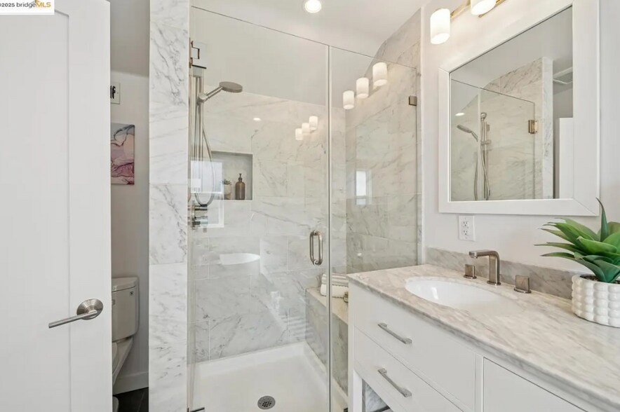 Building Photo - 2419 Webster St