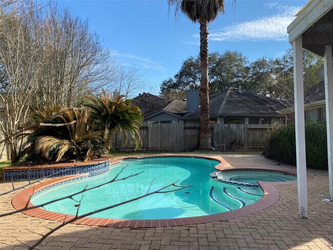 Building Photo - 215 W New Meadows Dr