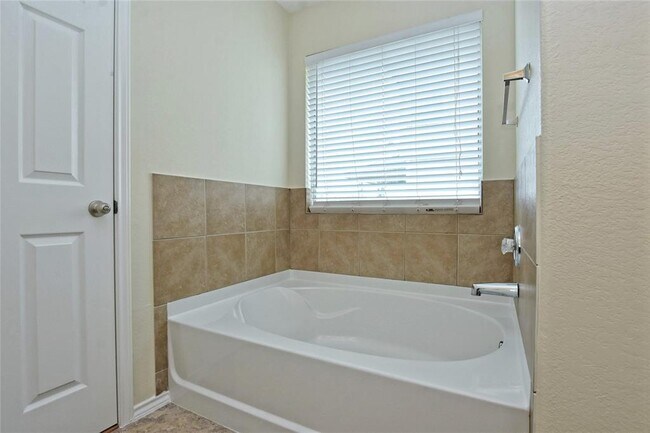 Building Photo - 401 Bandara Woods Blvd