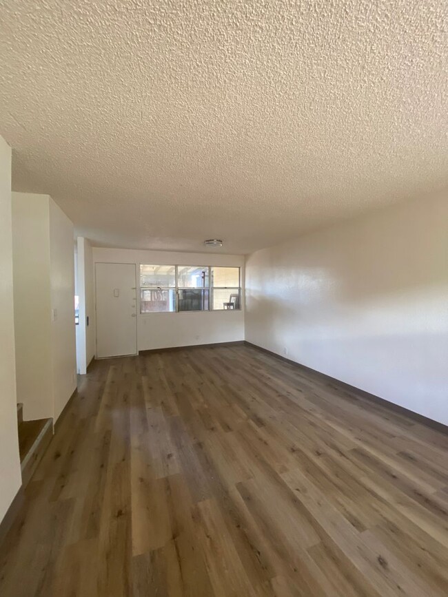 Building Photo - Renovated 4 Bedroom, 1.5 Bath Townhome