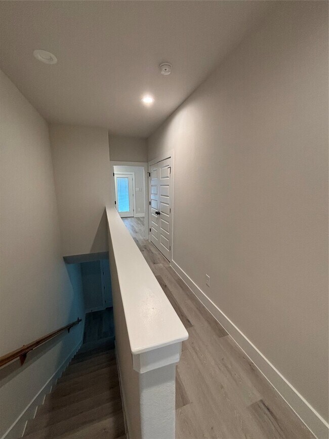 Building Photo - 108 E 44th St