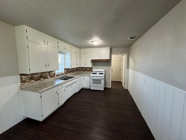 Building Photo - Beautiful Spacious Home Located in Frenshi...