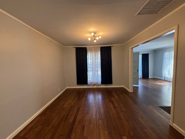 Building Photo - Perfect and Updated Rental close to TU!