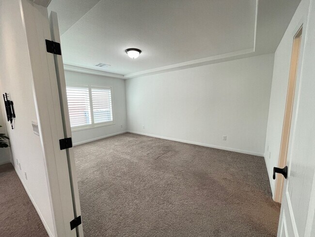 Building Photo - 3 Story house 4 bedroom / 3.5 bath, Southwest