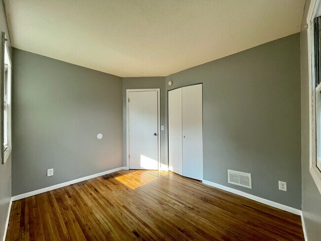 Building Photo - Beautiful 6 bedroom 2 bathroom house