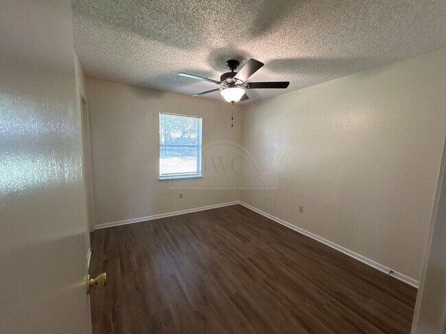 Building Photo - 607 Spoke Dr