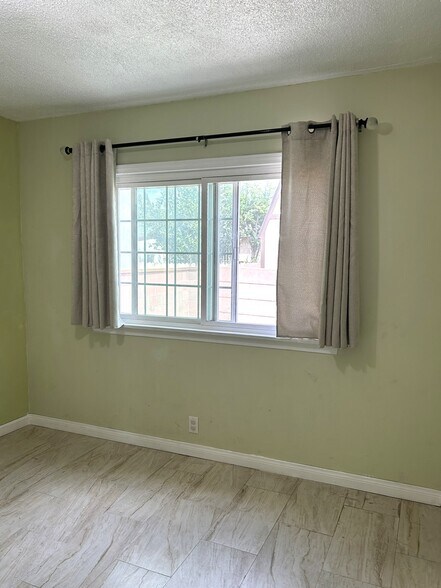 Building Photo - 10832 Mansel Ave