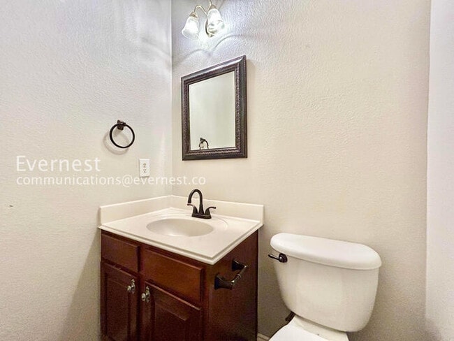 Building Photo - 5 Bed/3.5 Bath Home with Fenced Yard & Garage / Pet-Friendly / Vouchers Accepted