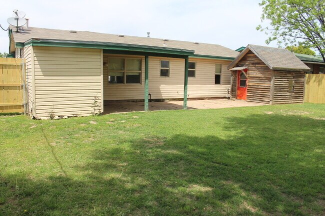 Building Photo - Pet friendly!!