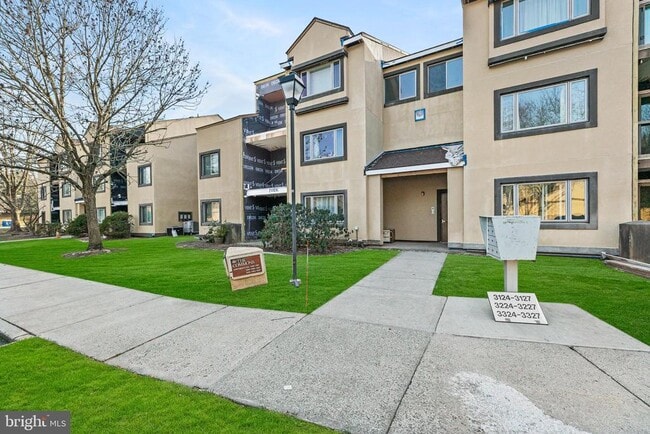 Building Photo - 3226 Sayre Dr