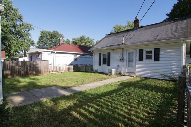 Building Photo - Walking Distance To U Indy Campus!