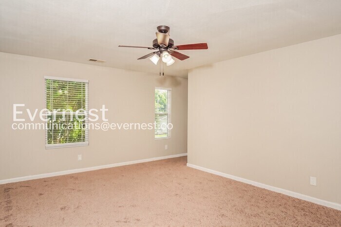 Building Photo - 201 Cloverbrook Dr