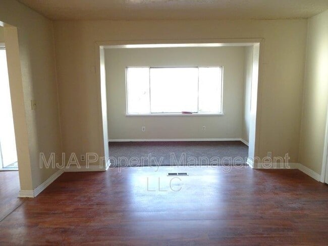 Building Photo - 352 Hampton Ave S