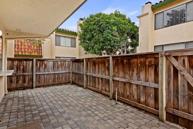 Building Photo - Wonderful uptown condo for rent... Santa Barbara!