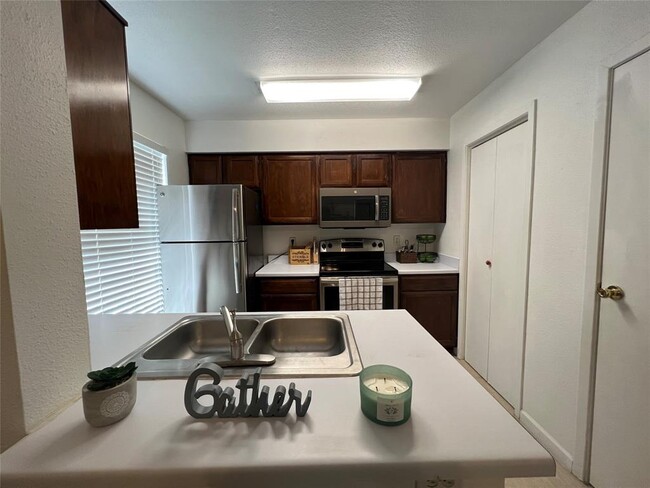 Building Photo - 3900 Woodchase Dr