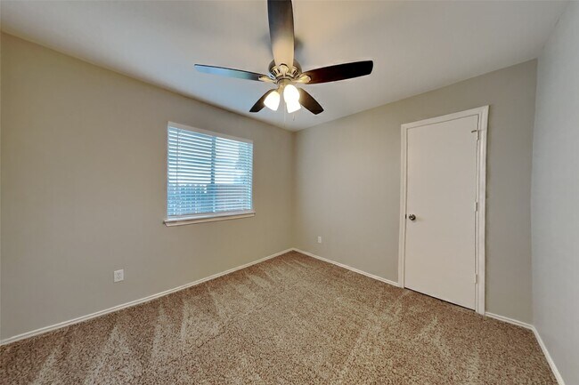 Building Photo - 2039 Greencrest Dr