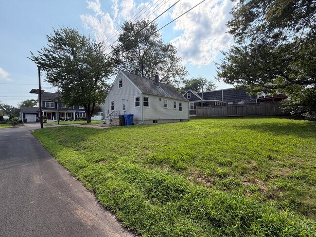 Building Photo - 98 Craske St