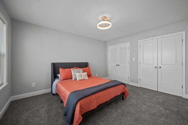 Building Photo - 2 Bedroom, 2.5 Bath Modern Duplex - Walkin...