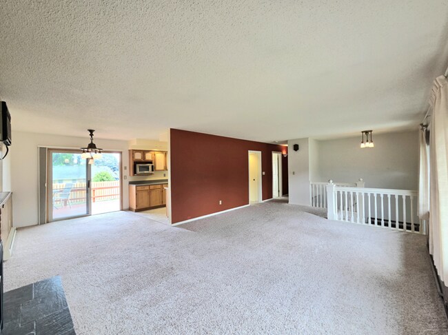Building Photo - ** Oversized 4-Bedroom House w/ 2-Car Garage, & Fenced Backyard in a great Wenatchee Neighborhood!