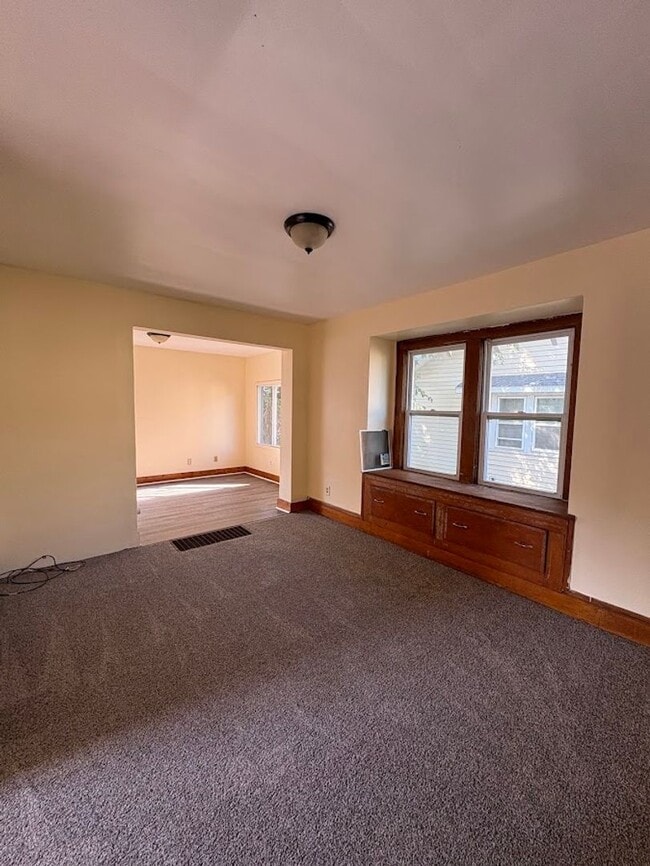 Building Photo - Three bedroom one bathroom home for rent
