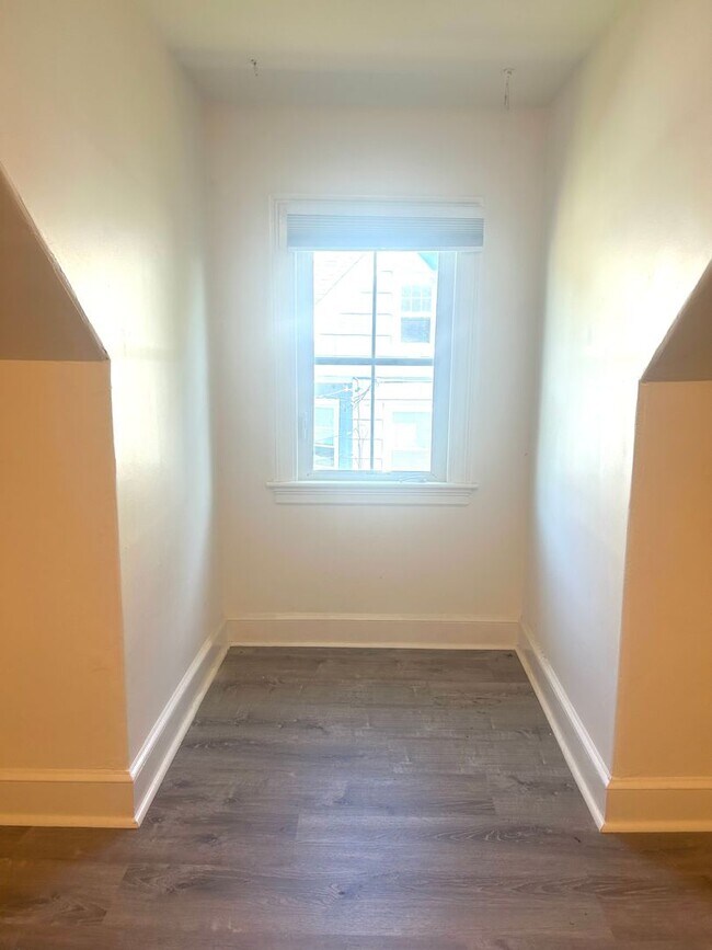 Building Photo - Beautiful 3BR/1.5BA Home Available Septemb...