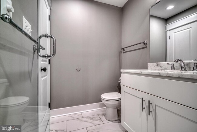 Building Photo - 939 Baylis St