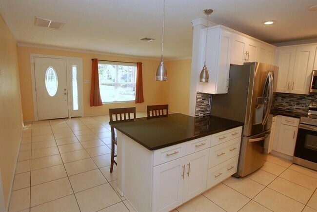 Building Photo - 468 Limewood Ave