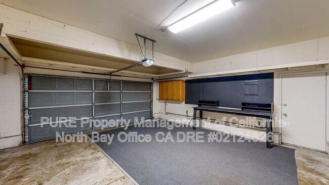 Building Photo - 2070 Pinercrest Dr