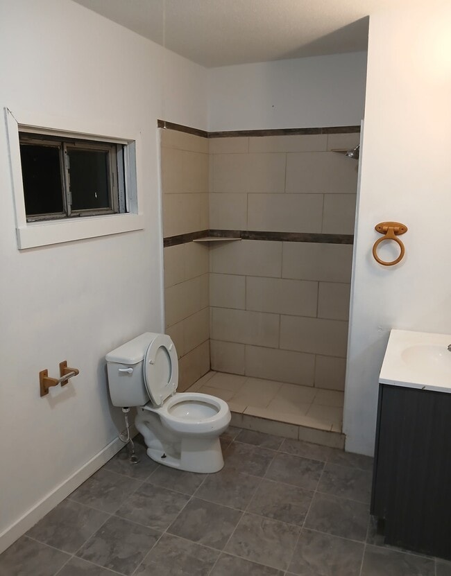 Building Photo - 941 W 8th St