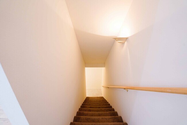 Building Photo - >>> THREE BEDROOM + THREE BATHS TOWNHOUSE ...