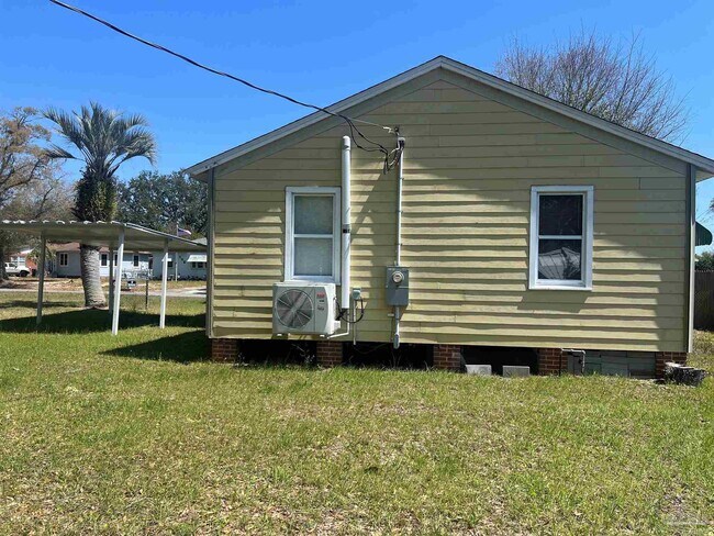 Building Photo - 103 NW Kalash Rd