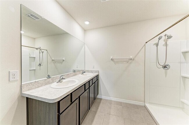 Building Photo - 2825 Greenleaf Ter