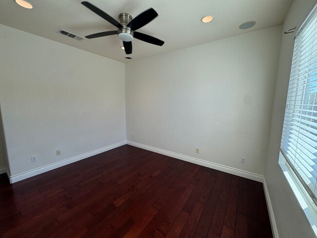 Building Photo - 5 Bedroom Luxury home