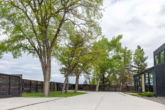 Building Photo - Modern Luxury Rental with Unobstructed Flatiron Views