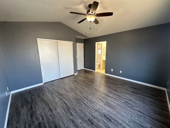 Building Photo - Spacious 3 bedroom| 2.5 bathroom home in R...