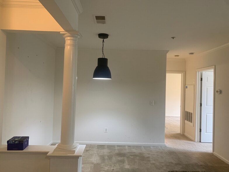 Building Photo - 7000 Falls Reach Dr