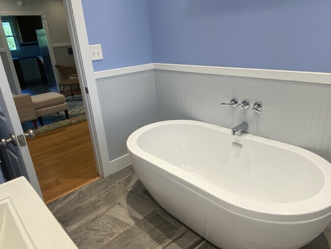 Building Photo - Available Now! 3/2 home in Beautiful Hawi