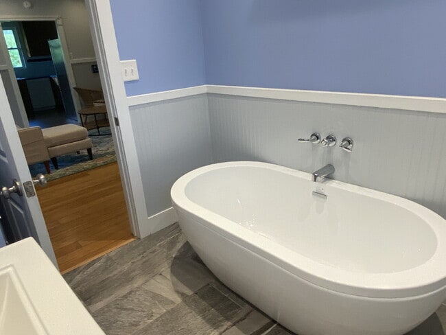 Building Photo - Available Now! 3/2 home in Beautiful Hawiing sure